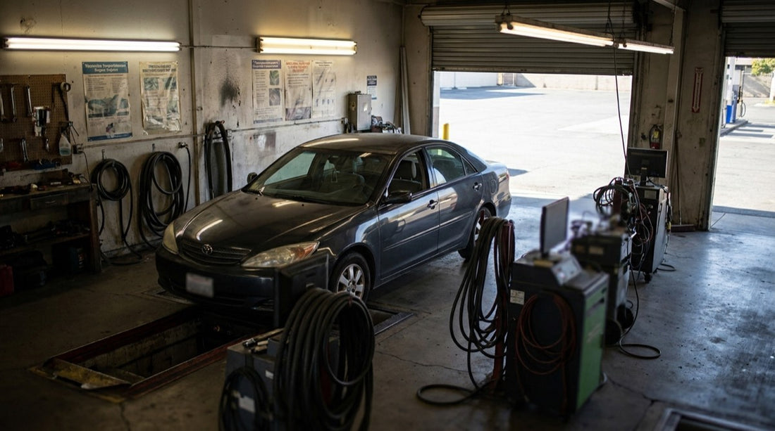Carro dentro de una bahía de inspección de emisiones con el equipo de medición al lado
